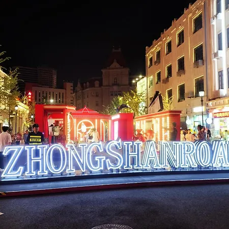 Hua Qi Kaiserdom Hotel Zhongshan Road St Michael'S Cathedral And Zhanqiao Pier Qingdao Foto
